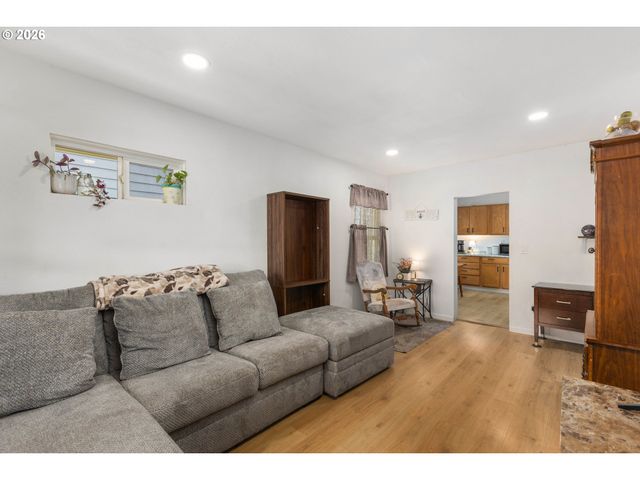 803 PACIFIC Ave, Kelso, WA 98626