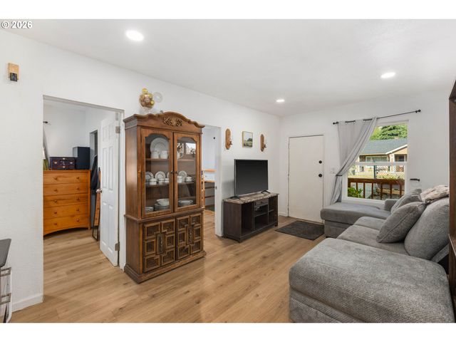 803 PACIFIC Ave, Kelso, WA 98626