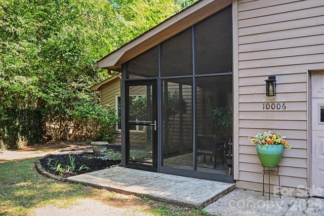 10006 Stoneleigh Lane, Charlotte, NC 28277