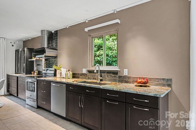 10006 Stoneleigh Lane, Charlotte, NC 28277