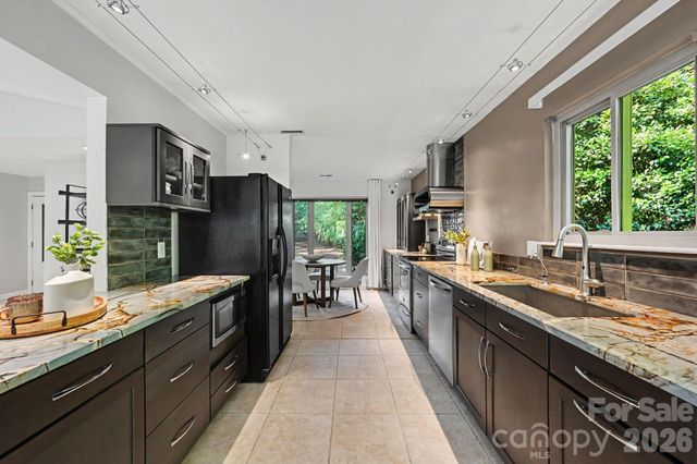10006 Stoneleigh Lane, Charlotte, NC 28277