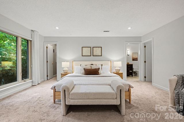 10006 Stoneleigh Lane, Charlotte, NC 28277