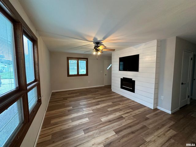 3807 10TH Avenue Place, Moline, IL 61265