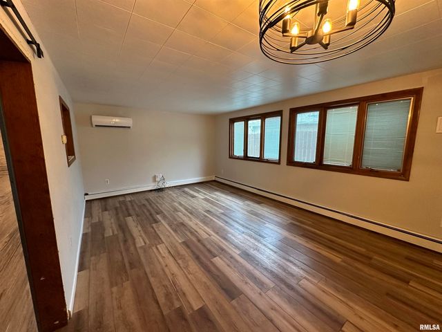 3807 10TH Avenue Place, Moline, IL 61265