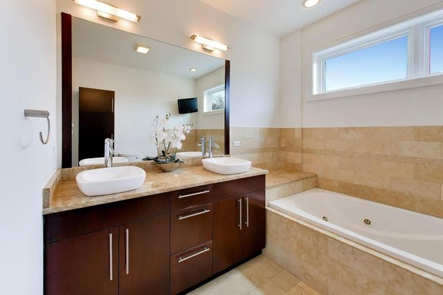 3407 N Bell Avenue B, Chicago, IL 60618