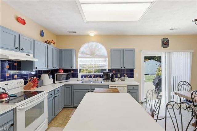 3025 Crossings DR, Chesapeake, VA 23321