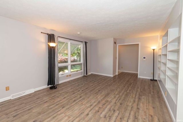 52288 Laurel Road, South Bend, IN 46637