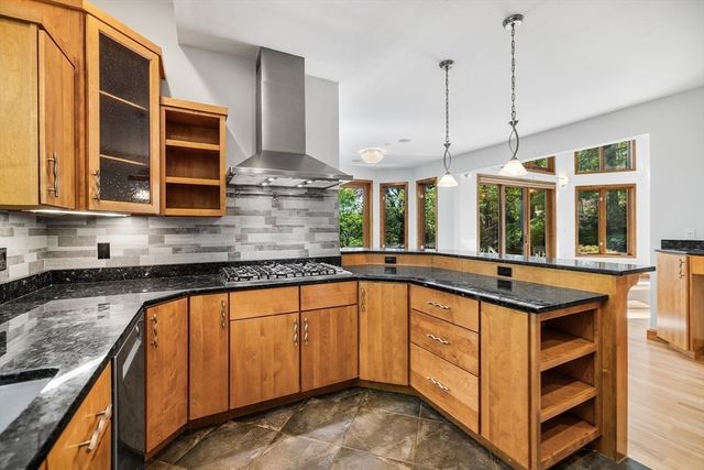 14 Hillside Ave, Southborough, MA 01772