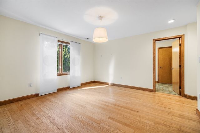 14 Hillside Ave, Southborough, MA 01772