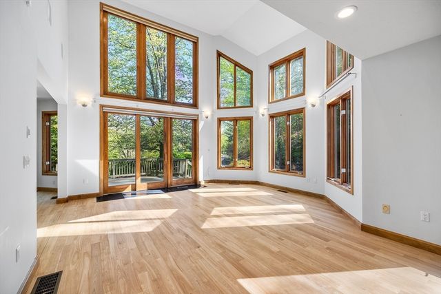 14 Hillside Ave, Southborough, MA 01772