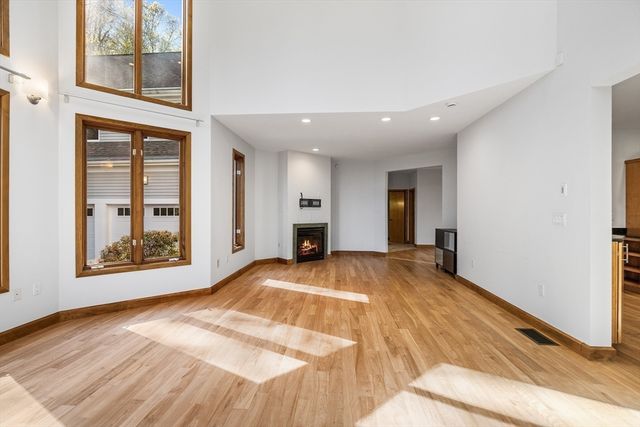 14 Hillside Ave, Southborough, MA 01772