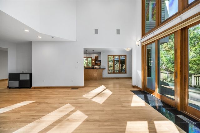 14 Hillside Ave, Southborough, MA 01772