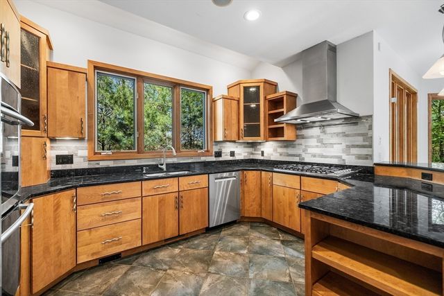 14 Hillside Ave, Southborough, MA 01772