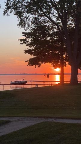 W6537 FIRELANE 8, Menasha, WI 54952