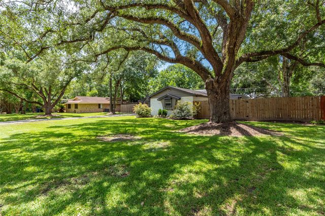 208 Dawn Avenue, Friendswood, TX 77546
