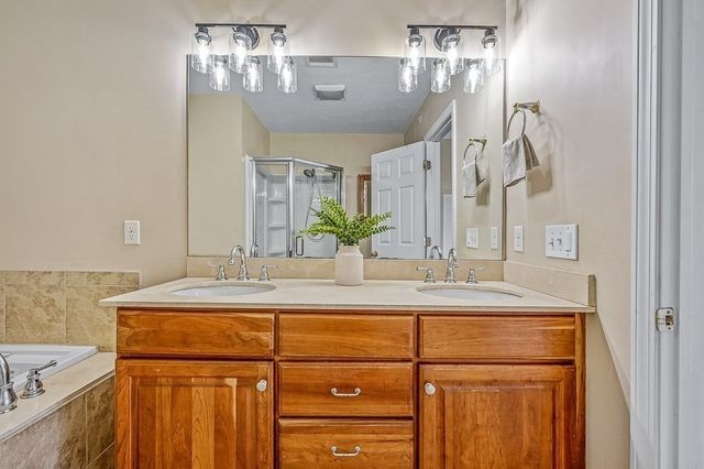 1 Dunia Ln 1, Northborough, MA 01532