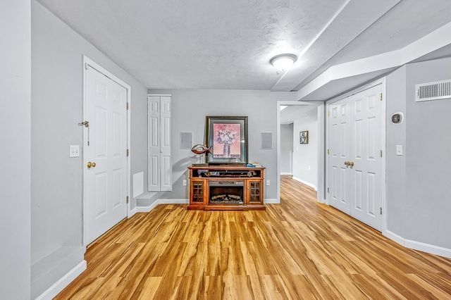 1 Dunia Ln 1, Northborough, MA 01532