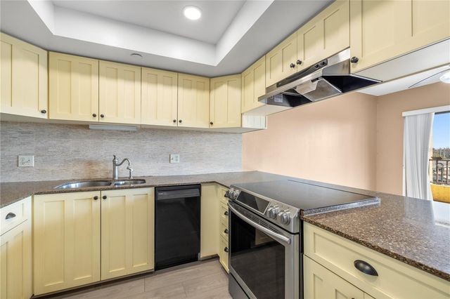 1750 HARBOR PLACE S 202, South Pasadena, FL 33707