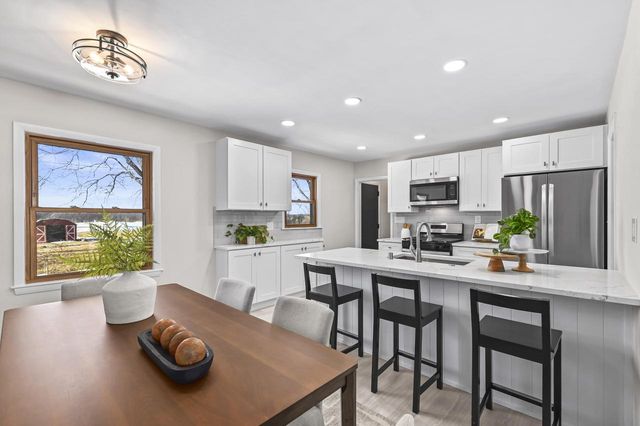 11737 N Ridgeway AVENUE, Mequon, WI 53097