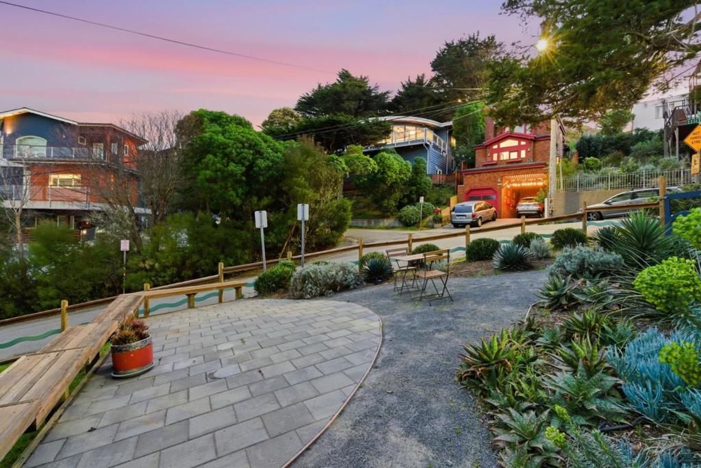 Image 12 of property listing at 123 Kent Road, Pacifica, CA 94044