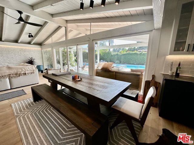 22428 Victory Boulevard, Woodland Hills (los Angeles), CA 91367