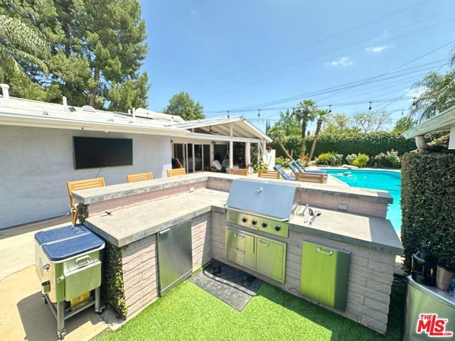 22428 Victory Boulevard, Woodland Hills (los Angeles), CA 91367