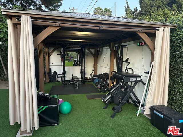 22428 Victory Boulevard, Woodland Hills (los Angeles), CA 91367