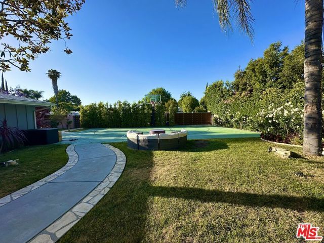 22428 Victory Boulevard, Woodland Hills (los Angeles), CA 91367