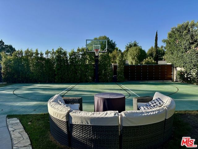 22428 Victory Boulevard, Woodland Hills (los Angeles), CA 91367