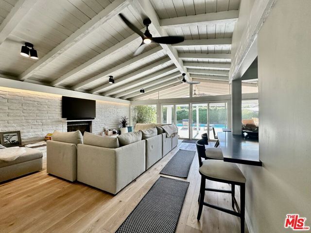 22428 Victory Boulevard, Woodland Hills (los Angeles), CA 91367