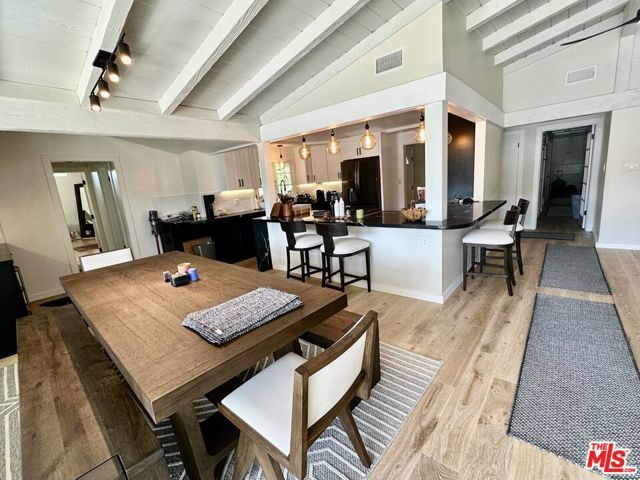 22428 Victory Boulevard, Woodland Hills (los Angeles), CA 91367