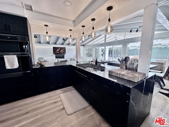 22428 Victory Boulevard, Woodland Hills (los Angeles), CA 91367