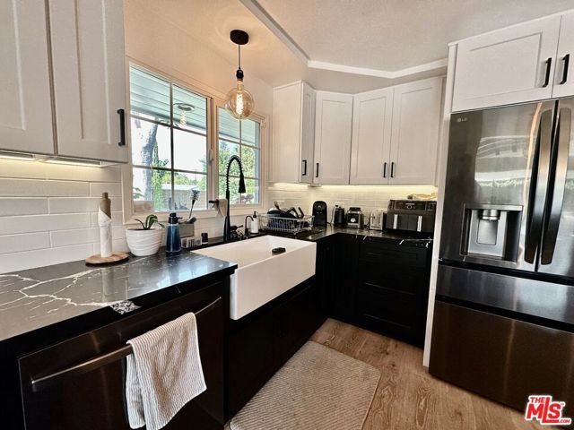 22428 Victory Boulevard, Woodland Hills (los Angeles), CA 91367