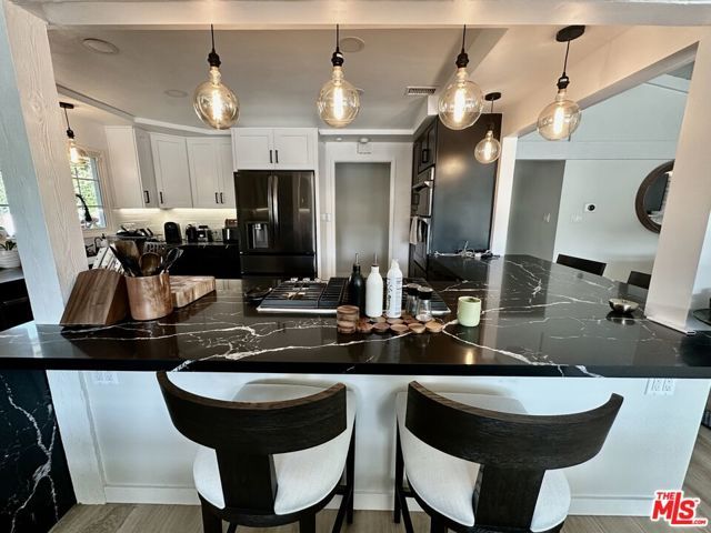 22428 Victory Boulevard, Woodland Hills (los Angeles), CA 91367