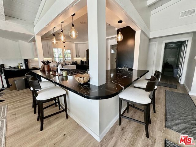 22428 Victory Boulevard, Woodland Hills (los Angeles), CA 91367