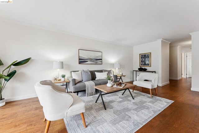 77 Fairmount Ave 203, Oakland, CA 94611