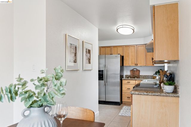 77 Fairmount Ave 203, Oakland, CA 94611