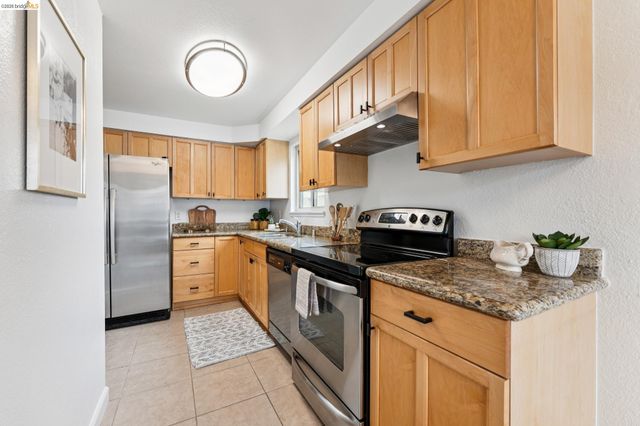 77 Fairmount Ave 203, Oakland, CA 94611