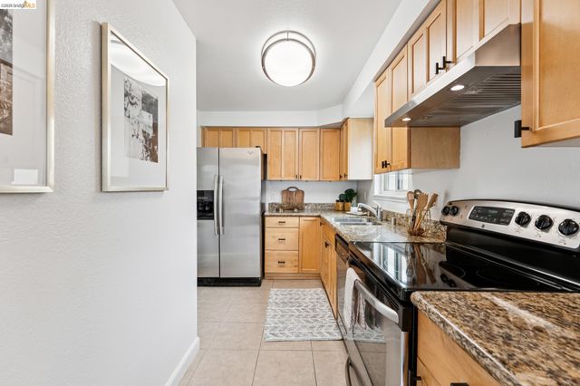 77 Fairmount Ave 203, Oakland, CA 94611
