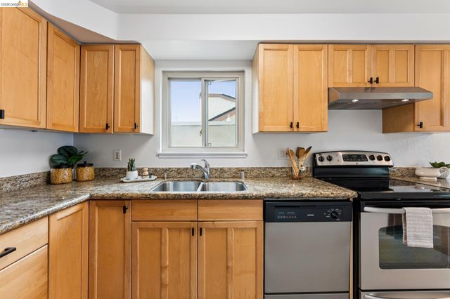 77 Fairmount Ave 203, Oakland, CA 94611