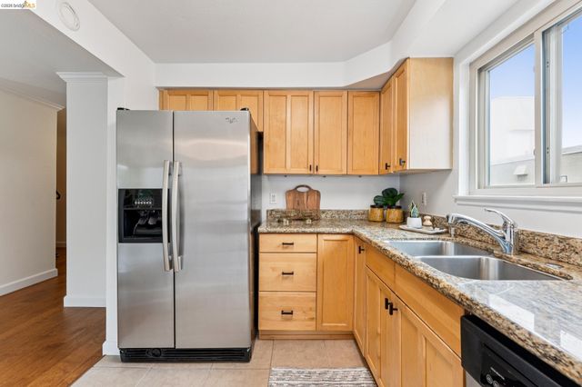 77 Fairmount Ave 203, Oakland, CA 94611
