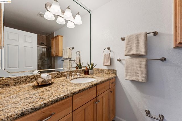77 Fairmount Ave 203, Oakland, CA 94611