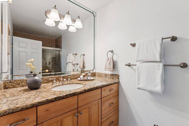 77 Fairmount Ave 203, Oakland, CA 94611
