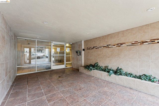 77 Fairmount Ave 203, Oakland, CA 94611