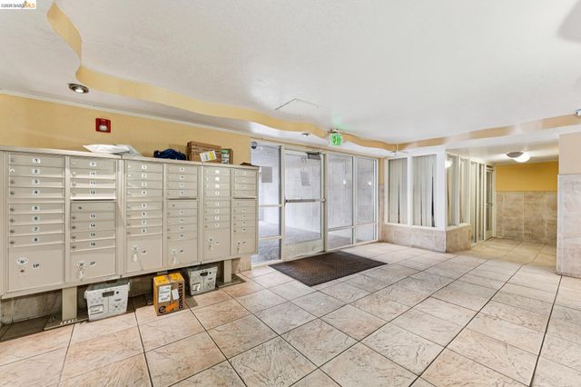 77 Fairmount Ave 203, Oakland, CA 94611