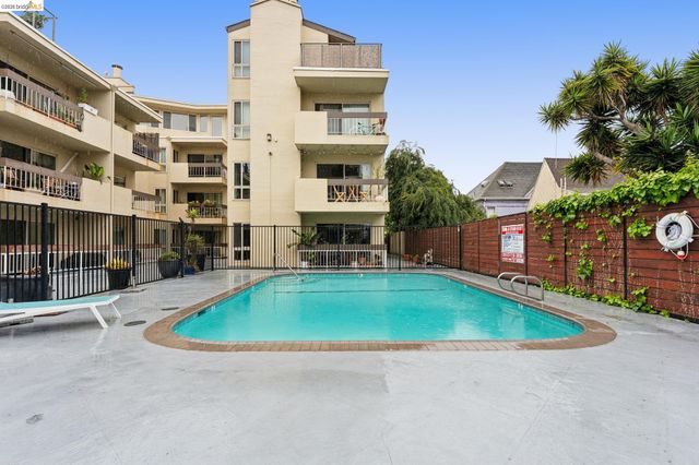 77 Fairmount Ave 203, Oakland, CA 94611