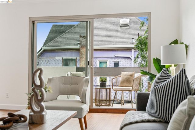 77 Fairmount Ave 203, Oakland, CA 94611