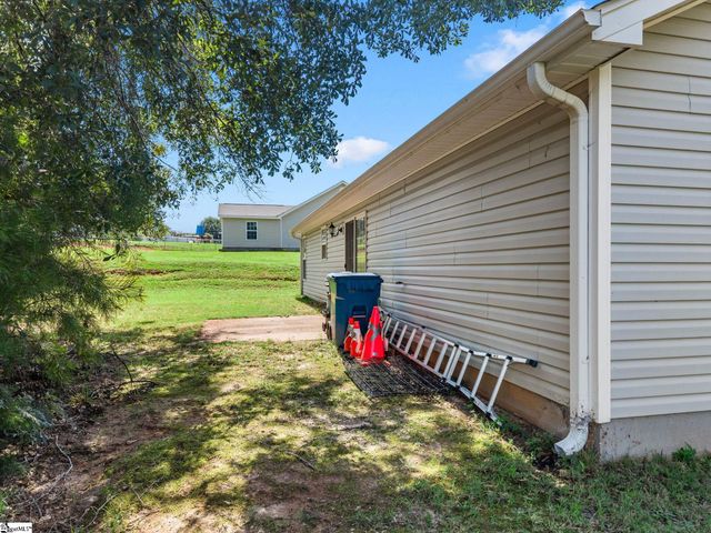 207 Gibbs Road, Wellford, SC 29385
