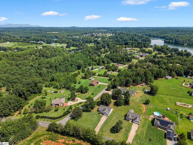 207 Gibbs Road, Wellford, SC 29385
