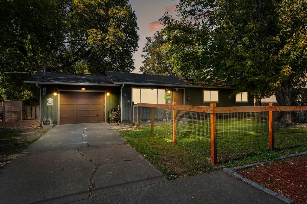 710 SE 12th Street, Grants Pass, OR 97526
